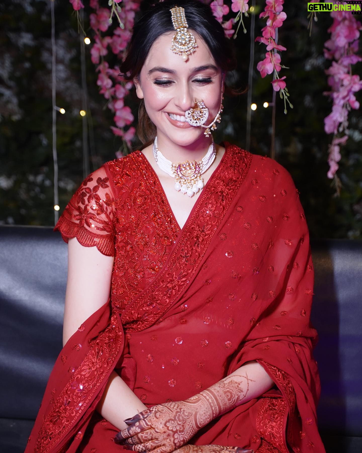 Sadia Khateeb Instagram - Issi jhoomar k neeche milegi shantiprriya ki laash 💫 🌸 Shot by - @storiesbythedal @faisalbhat111 Styled by - @shrushti_216 in @asopalav @rubans.in @oakpinionpr @swabhimannjewellery @nidhisablokjewellery @colatchofficial @make.upbyinsha @amit_brahmi #vibes #mehandi