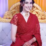 Sadia Khateeb Instagram - Issi jhoomar k neeche milegi shantiprriya ki laash 💫 🌸 Shot by - @storiesbythedal @faisalbhat111 Styled by - @shrushti_216 in @asopalav @rubans.in @oakpinionpr @swabhimannjewellery @nidhisablokjewellery @colatchofficial @make.upbyinsha @amit_brahmi #vibes #mehandi