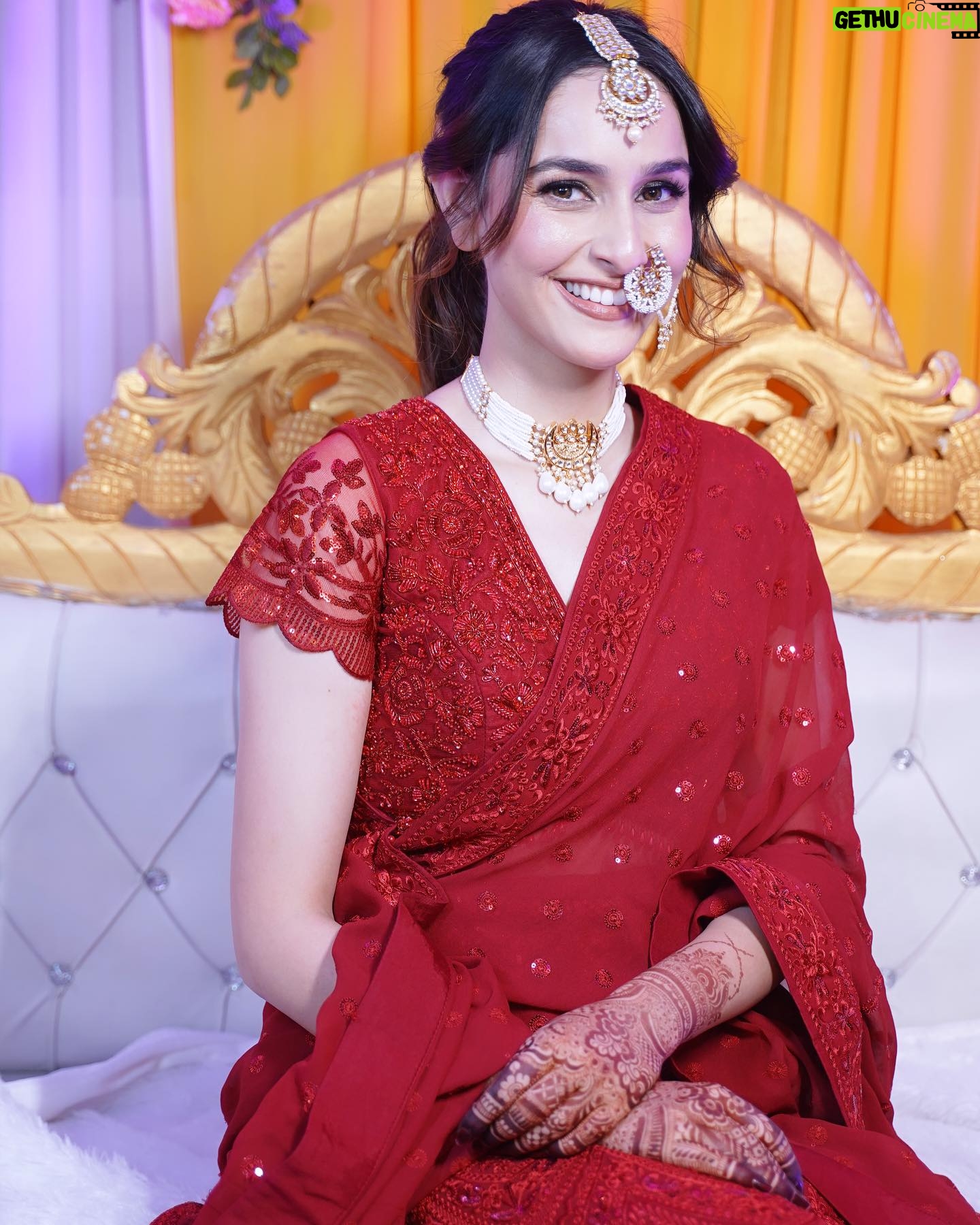 Sadia Khateeb Instagram - Issi jhoomar k neeche milegi shantiprriya ki laash 💫 🌸 Shot by - @storiesbythedal @faisalbhat111 Styled by - @shrushti_216 in @asopalav @rubans.in @oakpinionpr @swabhimannjewellery @nidhisablokjewellery @colatchofficial @make.upbyinsha @amit_brahmi #vibes #mehandi