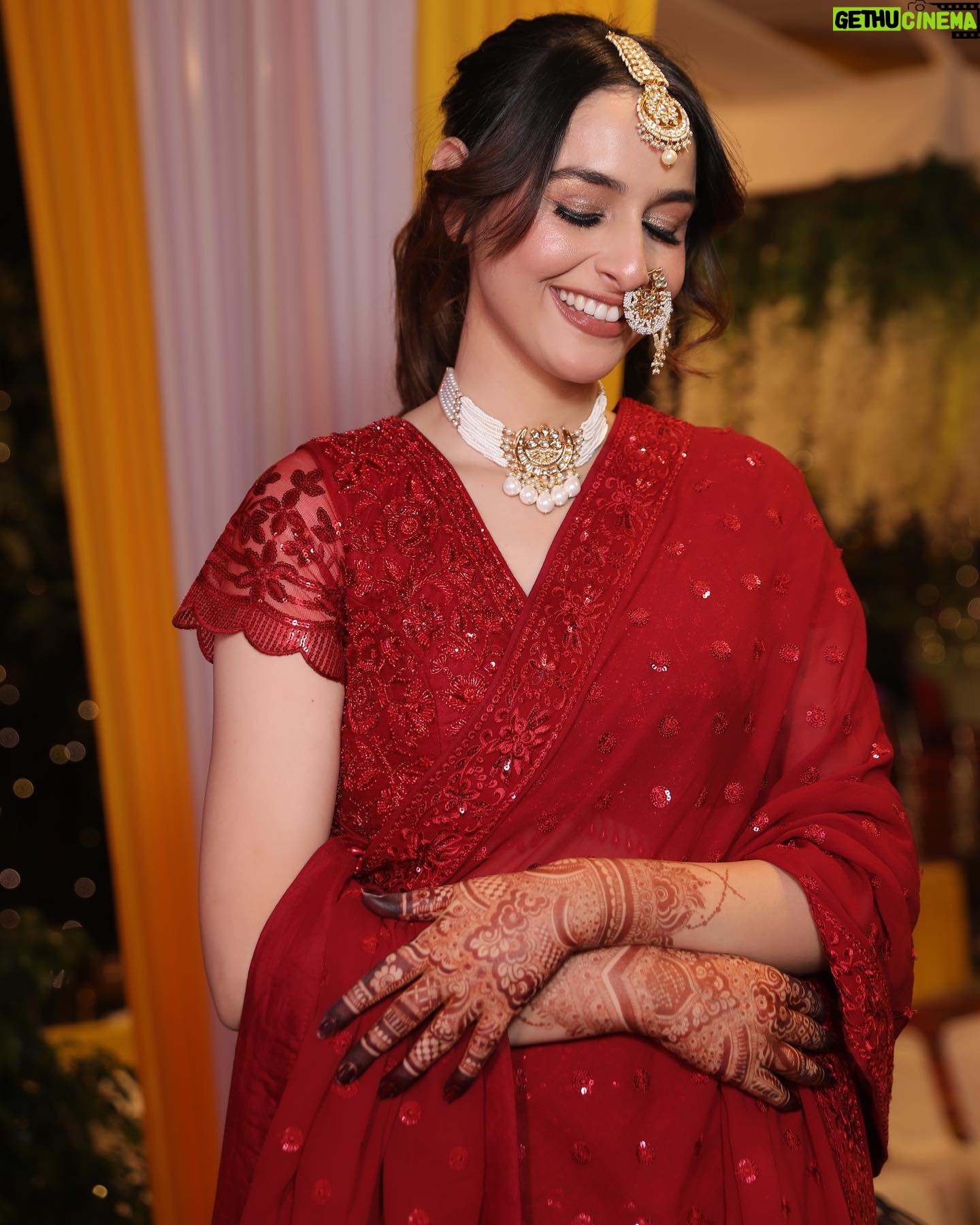 Sadia Khateeb Instagram - Issi jhoomar k neeche milegi shantiprriya ki laash 💫 🌸 Shot by - @storiesbythedal @faisalbhat111 Styled by - @shrushti_216 in @asopalav @rubans.in @oakpinionpr @swabhimannjewellery @nidhisablokjewellery @colatchofficial @make.upbyinsha @amit_brahmi #vibes #mehandi