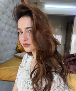 Sadia Khateeb Instagram - Doing my own make up and then flexing it 🫰