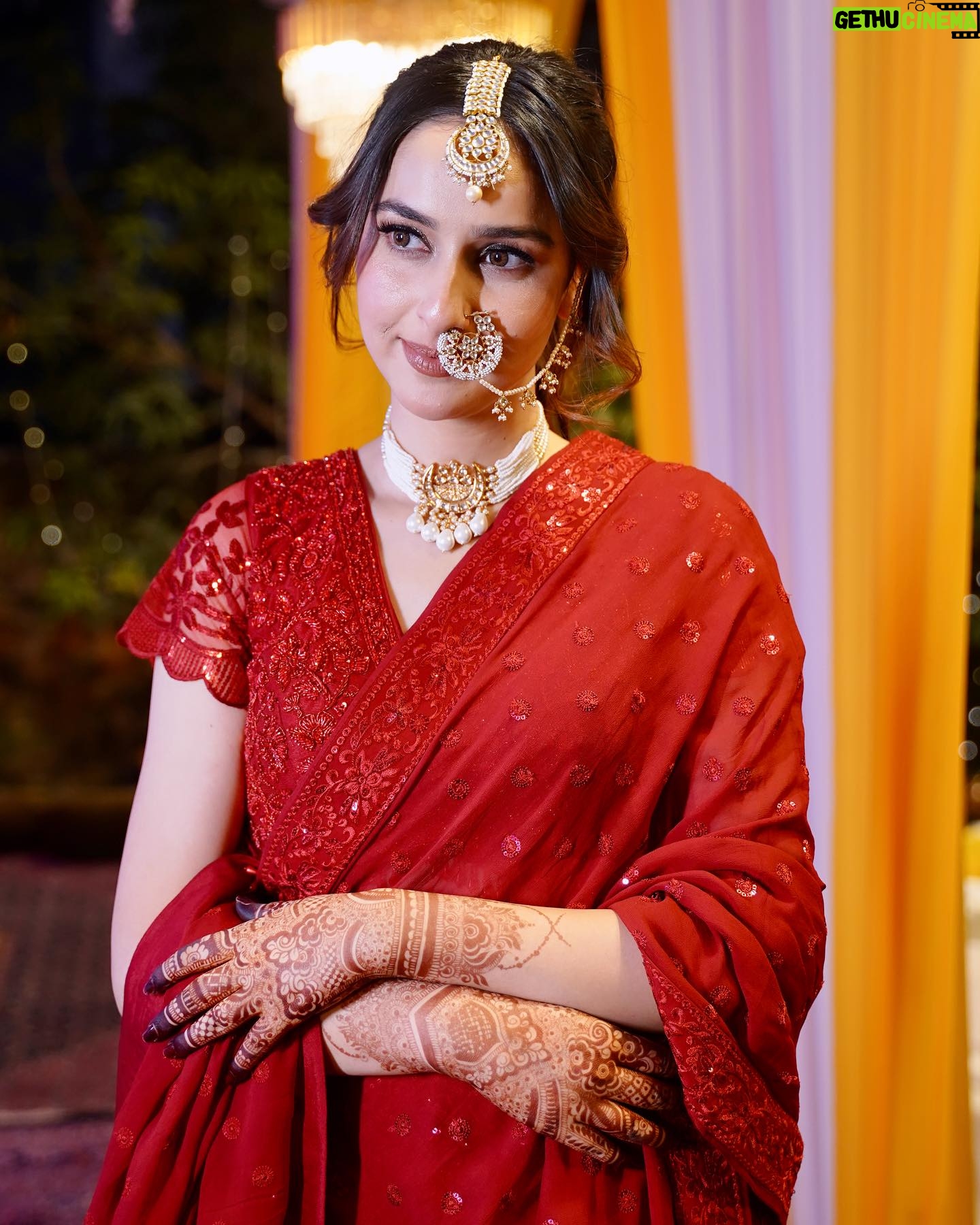 Sadia Khateeb Instagram - Issi jhoomar k neeche milegi shantiprriya ki laash 💫 🌸 Shot by - @storiesbythedal @faisalbhat111 Styled by - @shrushti_216 in @asopalav @rubans.in @oakpinionpr @swabhimannjewellery @nidhisablokjewellery @colatchofficial @make.upbyinsha @amit_brahmi #vibes #mehandi