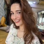 Sadia Khateeb Instagram - Doing my own make up and then flexing it 🫰