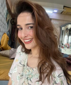 Sadia Khateeb Instagram - Doing my own make up and then flexing it 🫰