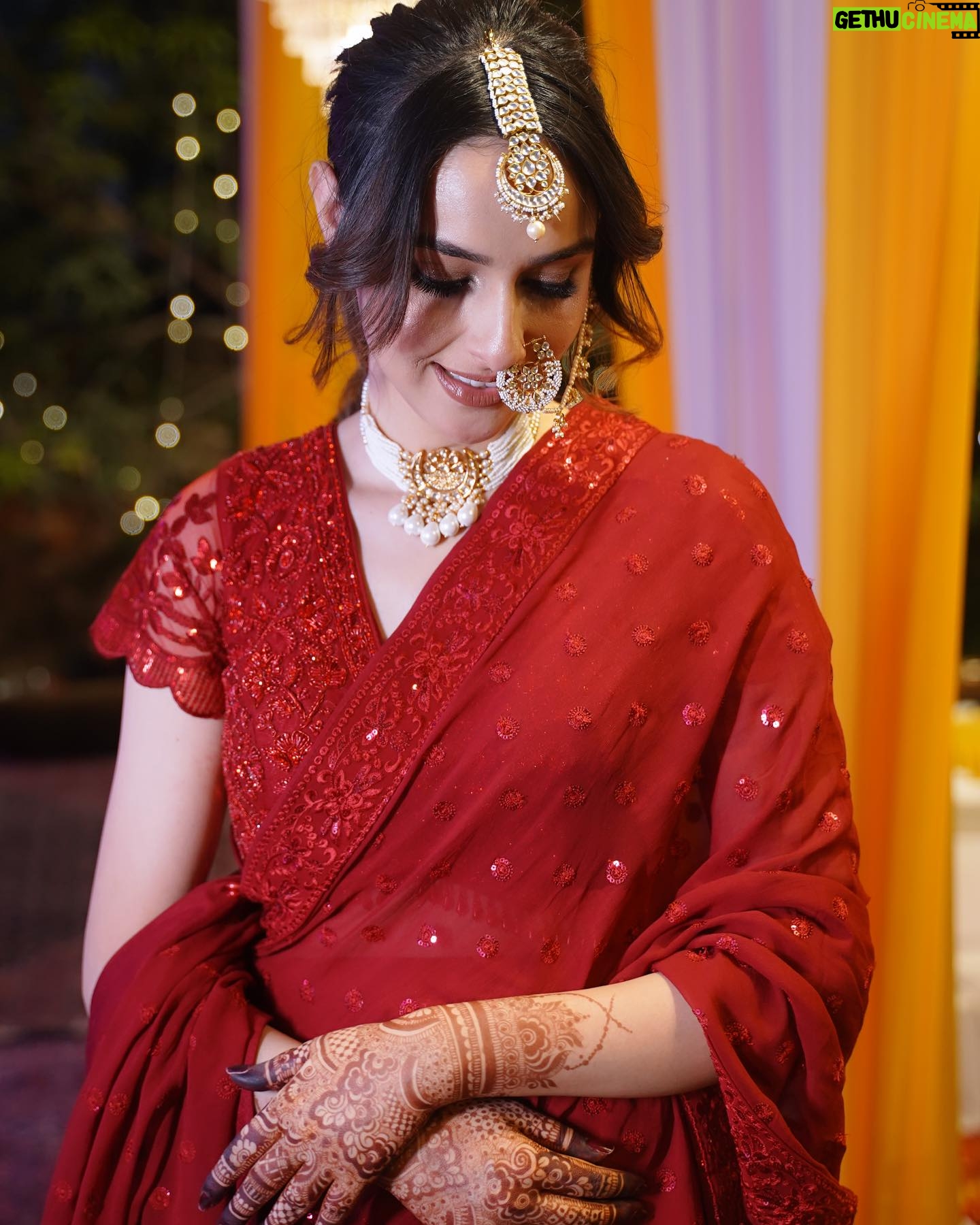 Sadia Khateeb Instagram - Issi jhoomar k neeche milegi shantiprriya ki laash 💫 🌸 Shot by - @storiesbythedal @faisalbhat111 Styled by - @shrushti_216 in @asopalav @rubans.in @oakpinionpr @swabhimannjewellery @nidhisablokjewellery @colatchofficial @make.upbyinsha @amit_brahmi #vibes #mehandi