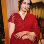 Sadia Khateeb Instagram - Issi jhoomar k neeche milegi shantiprriya ki laash 💫 🌸 Shot by - @storiesbythedal @faisalbhat111 Styled by - @shrushti_216 in @asopalav @rubans.in @oakpinionpr @swabhimannjewellery @nidhisablokjewellery @colatchofficial @make.upbyinsha @amit_brahmi #vibes #mehandi
