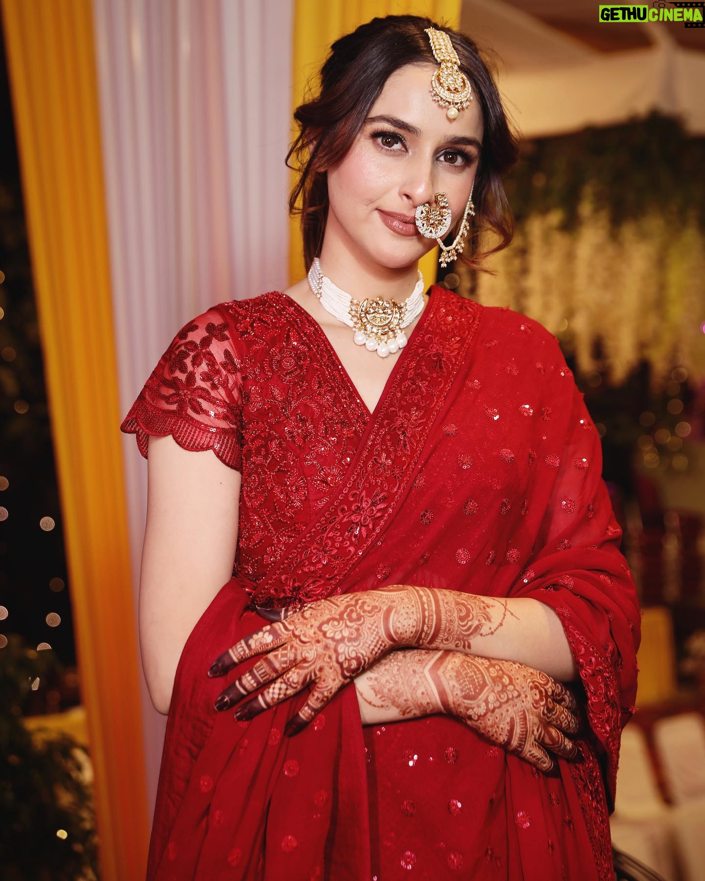 Sadia Khateeb Instagram - Issi jhoomar k neeche milegi shantiprriya ki laash 💫 🌸 Shot by - @storiesbythedal @faisalbhat111 Styled by - @shrushti_216 in @asopalav @rubans.in @oakpinionpr @swabhimannjewellery @nidhisablokjewellery @colatchofficial @make.upbyinsha @amit_brahmi #vibes #mehandi