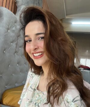 Sadia Khateeb Instagram - Doing my own make up and then flexing it 🫰