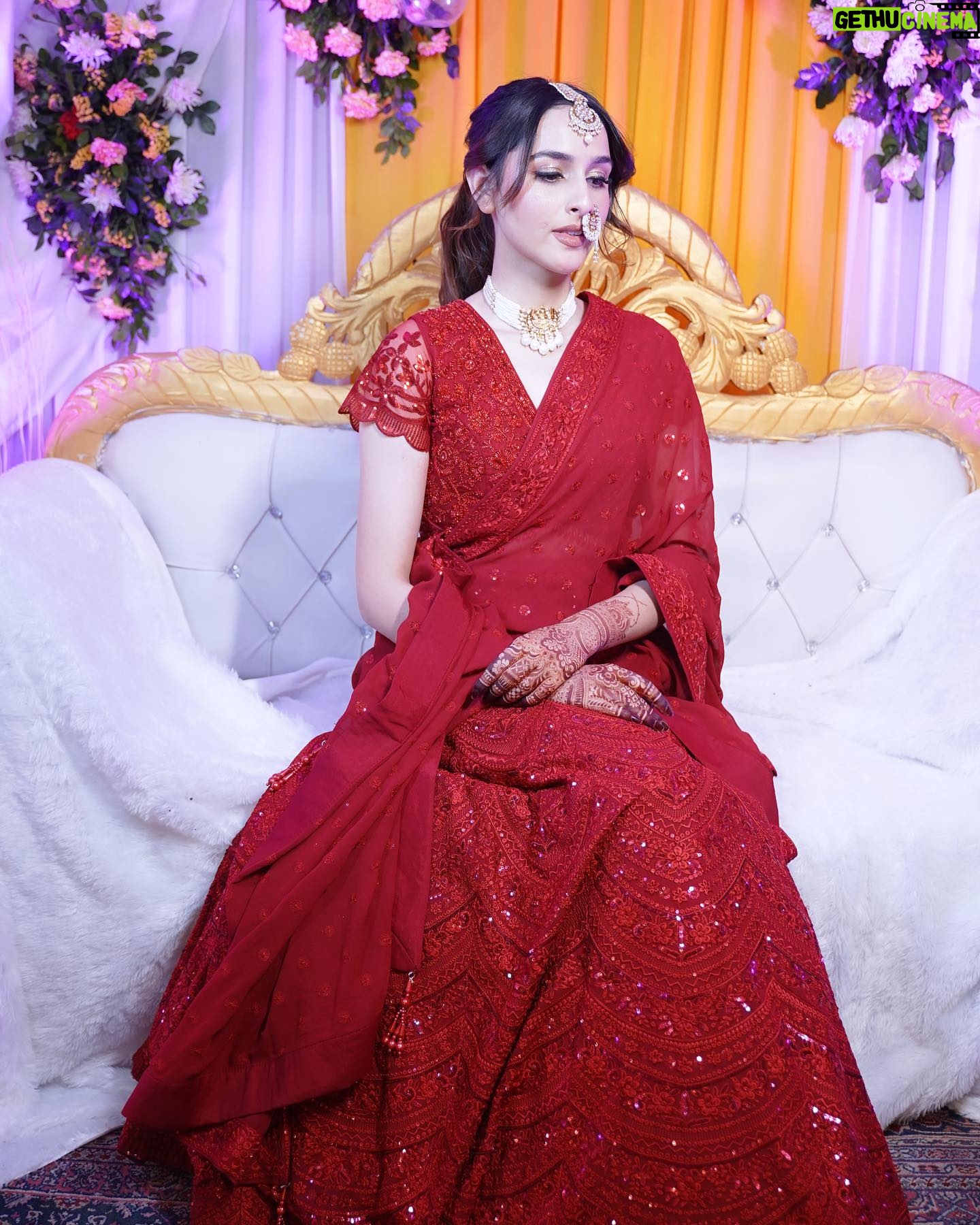 Sadia Khateeb Instagram - Issi jhoomar k neeche milegi shantiprriya ki laash 💫 🌸 Shot by - @storiesbythedal @faisalbhat111 Styled by - @shrushti_216 in @asopalav @rubans.in @oakpinionpr @swabhimannjewellery @nidhisablokjewellery @colatchofficial @make.upbyinsha @amit_brahmi #vibes #mehandi