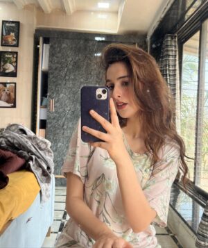 Sadia Khateeb Instagram - Doing my own make up and then flexing it 🫰
