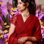 Sadia Khateeb Instagram - Issi jhoomar k neeche milegi shantiprriya ki laash 💫 🌸 Shot by - @storiesbythedal @faisalbhat111 Styled by - @shrushti_216 in @asopalav @rubans.in @oakpinionpr @swabhimannjewellery @nidhisablokjewellery @colatchofficial @make.upbyinsha @amit_brahmi #vibes #mehandi