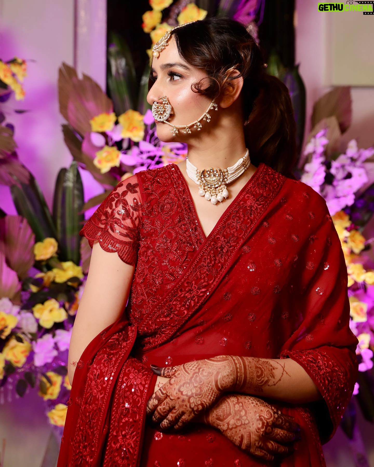 Sadia Khateeb Instagram - Issi jhoomar k neeche milegi shantiprriya ki laash 💫 🌸 Shot by - @storiesbythedal @faisalbhat111 Styled by - @shrushti_216 in @asopalav @rubans.in @oakpinionpr @swabhimannjewellery @nidhisablokjewellery @colatchofficial @make.upbyinsha @amit_brahmi #vibes #mehandi