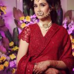 Sadia Khateeb Instagram - Issi jhoomar k neeche milegi shantiprriya ki laash 💫 🌸 Shot by - @storiesbythedal @faisalbhat111 Styled by - @shrushti_216 in @asopalav @rubans.in @oakpinionpr @swabhimannjewellery @nidhisablokjewellery @colatchofficial @make.upbyinsha @amit_brahmi #vibes #mehandi