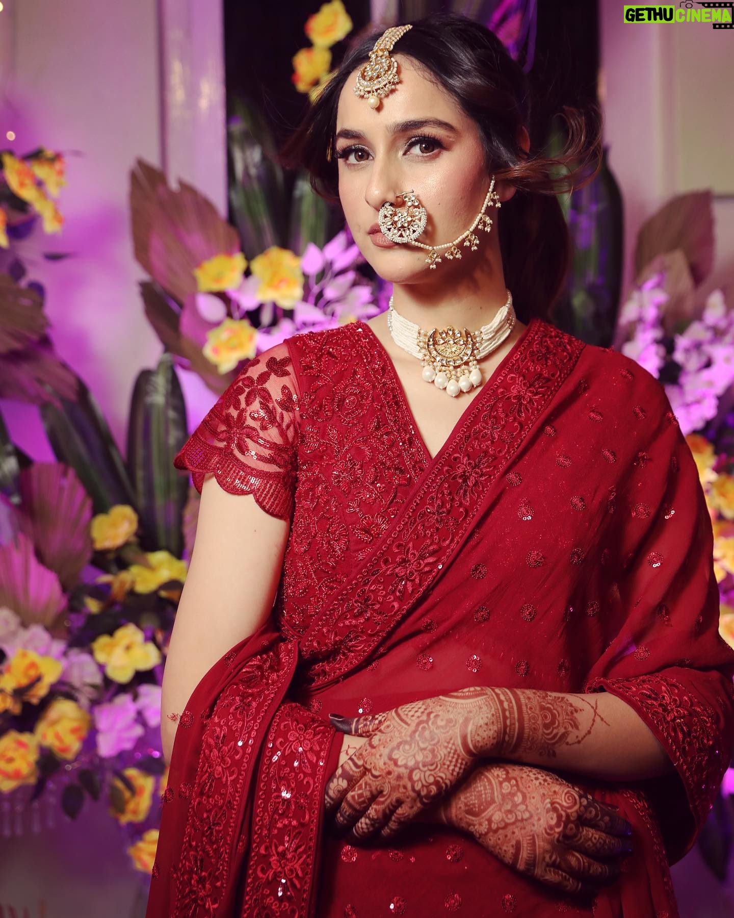 Sadia Khateeb Instagram - Issi jhoomar k neeche milegi shantiprriya ki laash 💫 🌸 Shot by - @storiesbythedal @faisalbhat111 Styled by - @shrushti_216 in @asopalav @rubans.in @oakpinionpr @swabhimannjewellery @nidhisablokjewellery @colatchofficial @make.upbyinsha @amit_brahmi #vibes #mehandi