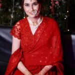 Sadia Khateeb Instagram - Issi jhoomar k neeche milegi shantiprriya ki laash 💫 🌸 Shot by - @storiesbythedal @faisalbhat111 Styled by - @shrushti_216 in @asopalav @rubans.in @oakpinionpr @swabhimannjewellery @nidhisablokjewellery @colatchofficial @make.upbyinsha @amit_brahmi #vibes #mehandi