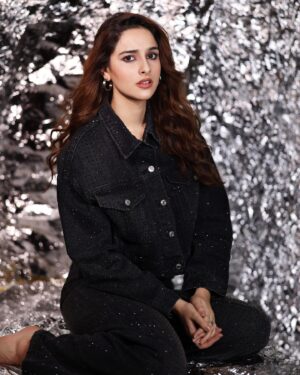 Sadia Khateeb Instagram - Character and integrity is the most attractive feature of a man 🤴and a woman 👸

#justsaying #thoughts 

Photography- @prashantsamtani
 Styled by @stylingbyvictor @sohail__mughal___
Assisted by @janvijain123 @styleby_antara
Hair @kavitaparmar_makeup_hair