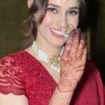 Sadia Khateeb Instagram – P.O.V – You are dulhan ki behan 🌸

@shrushti_216 @asopalav @rubans.in @oakpinionpr @swabhimannjewellery @nidhisablokjewellery @colatchofficial @make.upbyinsha 
@amit_brahmi 
#heeramandi #vibes #mehandi