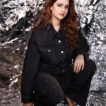 Sadia Khateeb Instagram - Character and integrity is the most attractive feature of a man 🤴and a woman 👸 #justsaying #thoughts Photography- @prashantsamtani Styled by @stylingbyvictor @sohail__mughal___ Assisted by @janvijain123 @styleby_antara Hair @kavitaparmar_makeup_hair