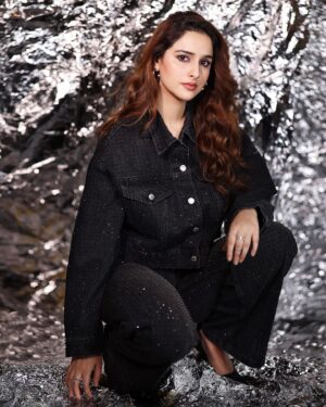 Sadia Khateeb Instagram - Character and integrity is the most attractive feature of a man 🤴and a woman 👸

#justsaying #thoughts 

Photography- @prashantsamtani
 Styled by @stylingbyvictor @sohail__mughal___
Assisted by @janvijain123 @styleby_antara
Hair @kavitaparmar_makeup_hair