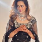 Sadia Khateeb Instagram – Too glam to give a damn 💄💁♀️

Styled by – @shrushti_216 in @swathiveldandi_official @rubans.in @oakpinionpr @swabhimannjewellery 
Thank you @asmarketing9997 and @harryfashionfoto 🌸
Hmu – @mayarthakurr ❤️
Mehandi – @bhaderwahi_koor 

#walima #rumumar #wedding #reeling #gram #love