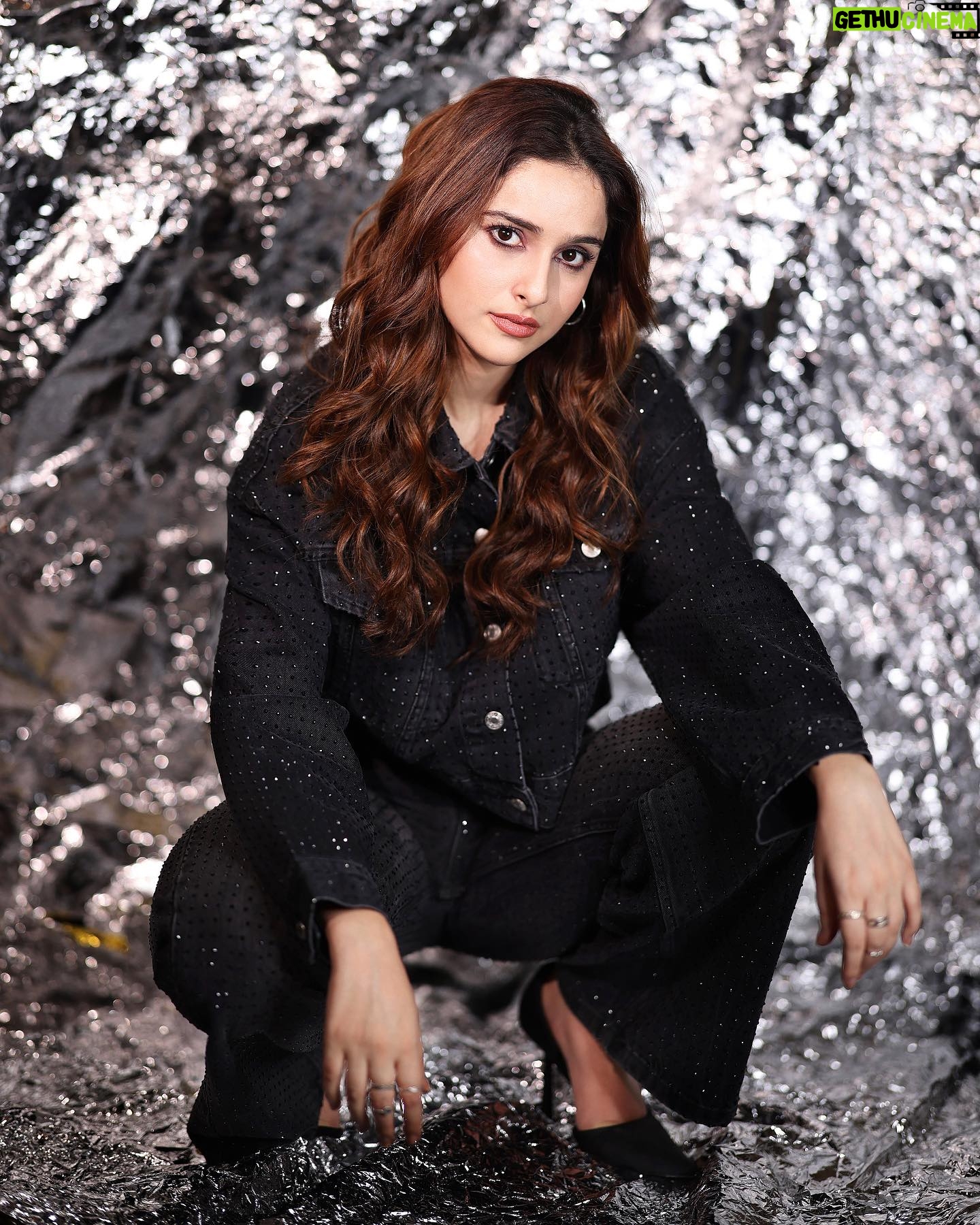Sadia Khateeb - 7.4K Likes - Character and integrity is the most attractive feature of a man š¤“and a woman šø
#justsaying #thoughts
Photography- @prashantsamtani
Styled by @stylingbyvictor @sohail__mughal___
Assisted by @janvijain123 @styleby_antara
Hair @kavitaparmar_makeup_hair