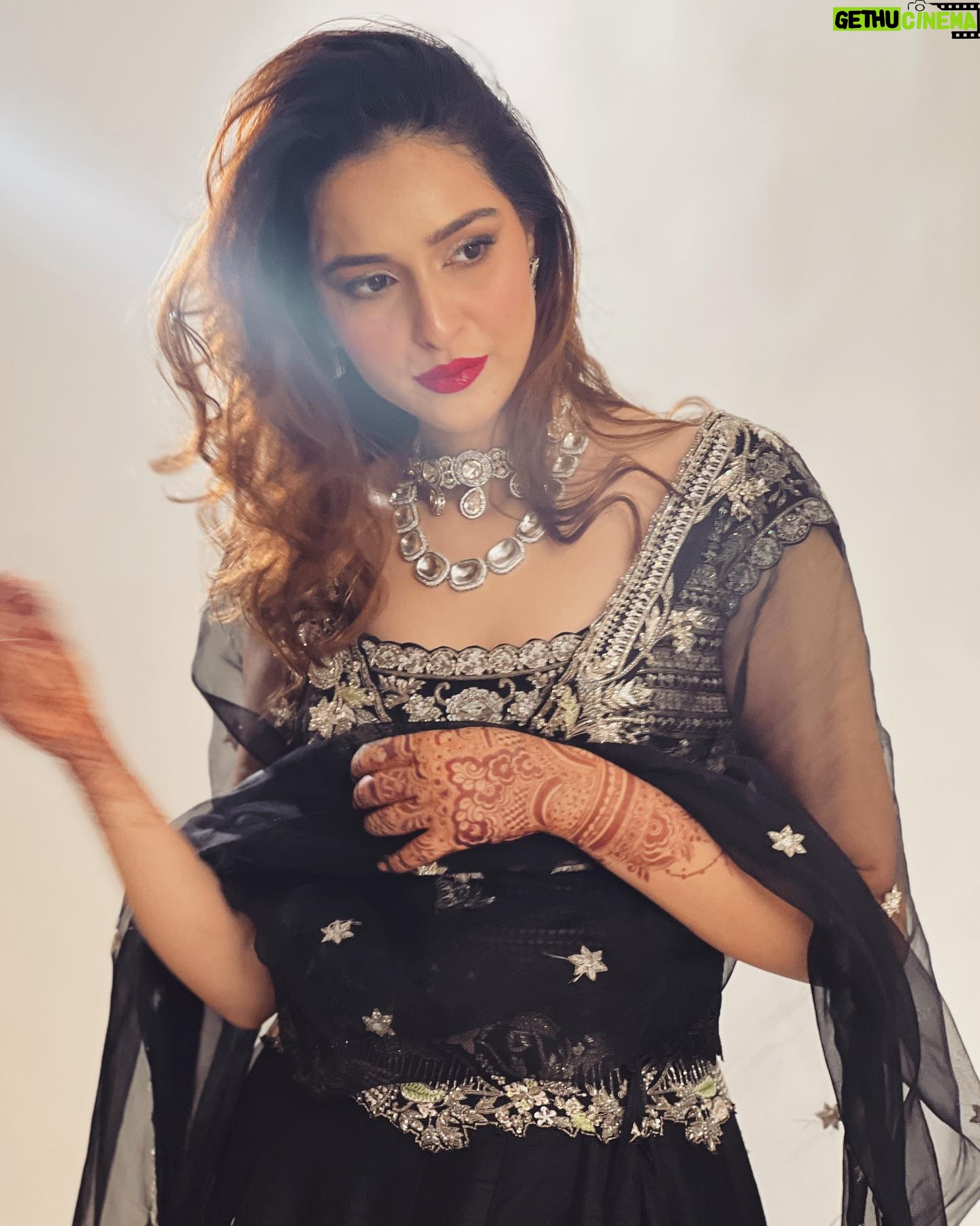 Sadia Khateeb Instagram - Too glam to give a damn 💄💁♀️ Styled by - @shrushti_216 in @swathiveldandi_official @rubans.in @oakpinionpr @swabhimannjewellery Thank you @asmarketing9997 and @harryfashionfoto 🌸 Hmu - @mayarthakurr ❤️ Mehandi - @bhaderwahi_koor #walima #rumumar #wedding #reeling #gram #love