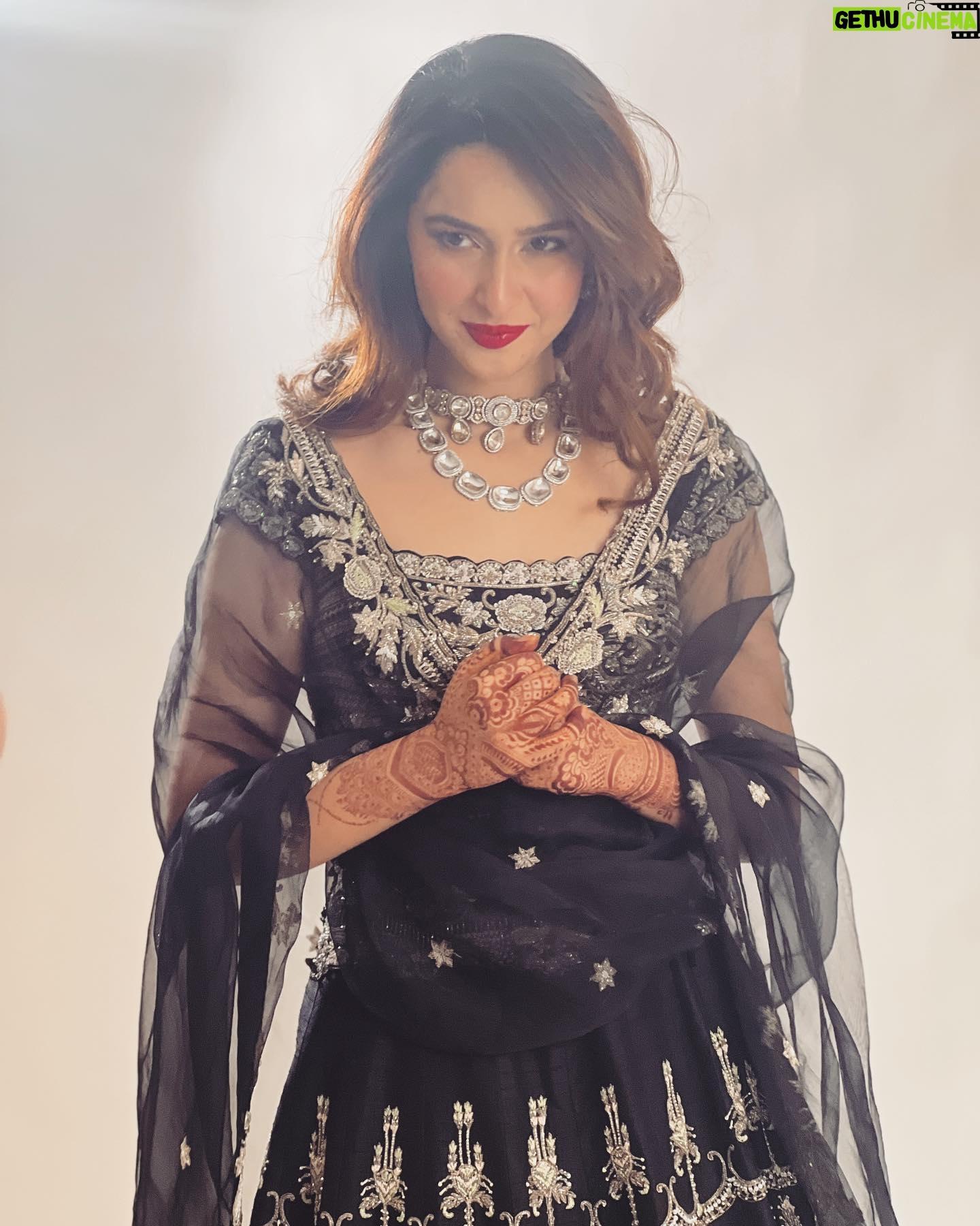 Sadia Khateeb Instagram - Too glam to give a damn 💄💁♀️ Styled by - @shrushti_216 in @swathiveldandi_official @rubans.in @oakpinionpr @swabhimannjewellery Thank you @asmarketing9997 and @harryfashionfoto 🌸 Hmu - @mayarthakurr ❤️ Mehandi - @bhaderwahi_koor #walima #rumumar #wedding #reeling #gram #love