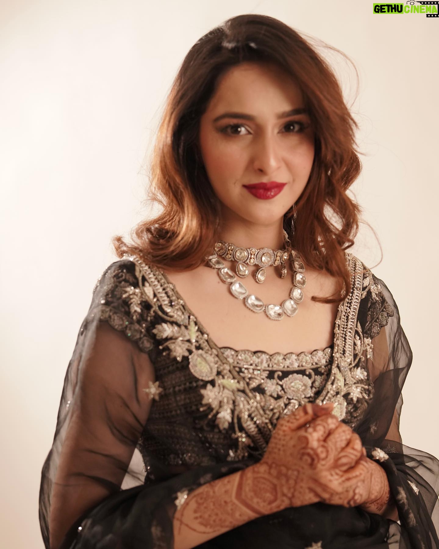Sadia Khateeb Instagram - Too glam to give a damn 💄💁♀️ Styled by - @shrushti_216 in @swathiveldandi_official @rubans.in @oakpinionpr @swabhimannjewellery Thank you @asmarketing9997 and @harryfashionfoto 🌸 Hmu - @mayarthakurr ❤️ Mehandi - @bhaderwahi_koor #walima #rumumar #wedding #reeling #gram #love
