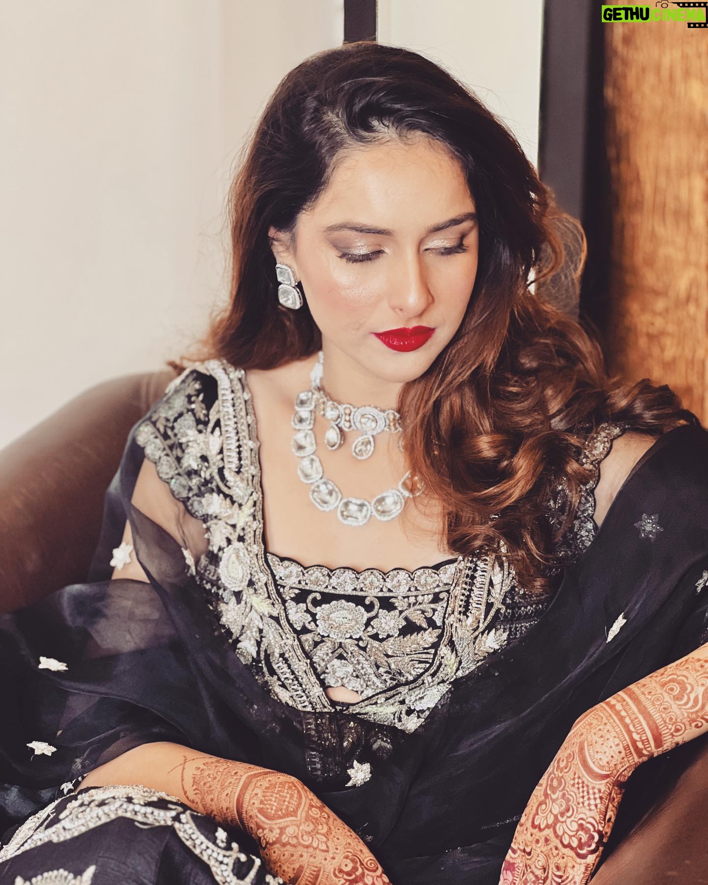 Sadia Khateeb Instagram - Too glam to give a damn 💄💁♀️ Styled by - @shrushti_216 in @swathiveldandi_official @rubans.in @oakpinionpr @swabhimannjewellery Thank you @asmarketing9997 and @harryfashionfoto 🌸 Hmu - @mayarthakurr ❤️ Mehandi - @bhaderwahi_koor #walima #rumumar #wedding #reeling #gram #love