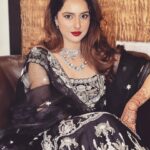 Sadia Khateeb Instagram – Too glam to give a damn 💄💁♀️

Styled by – @shrushti_216 in @swathiveldandi_official @rubans.in @oakpinionpr @swabhimannjewellery 
Thank you @asmarketing9997 and @harryfashionfoto 🌸
Hmu – @mayarthakurr ❤️
Mehandi – @bhaderwahi_koor 

#walima #rumumar #wedding #reeling #gram #love