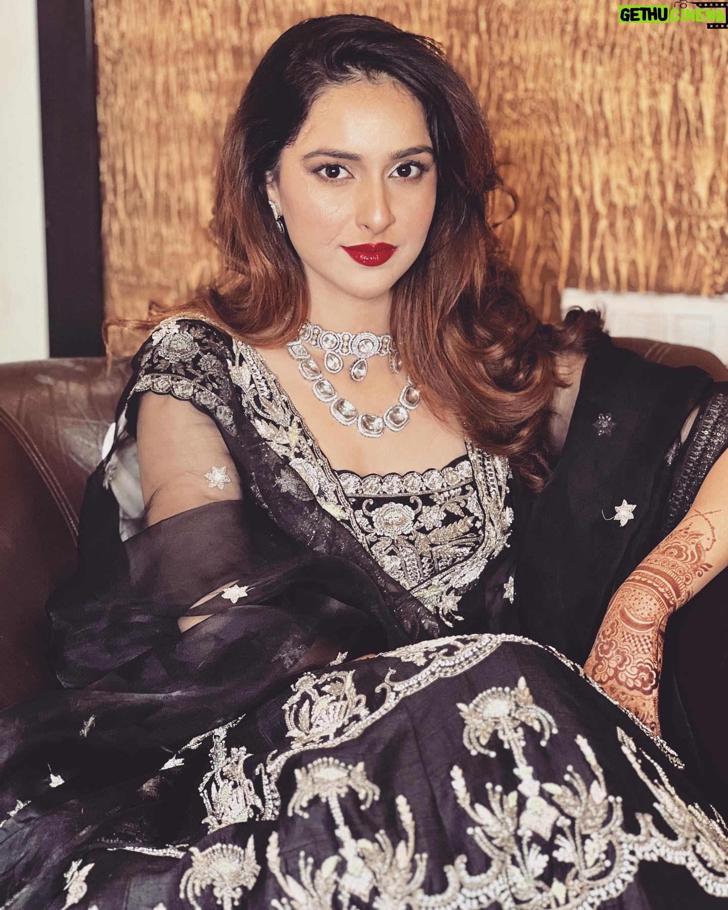 Sadia Khateeb Instagram - Too glam to give a damn 💄💁♀️ Styled by - @shrushti_216 in @swathiveldandi_official @rubans.in @oakpinionpr @swabhimannjewellery Thank you @asmarketing9997 and @harryfashionfoto 🌸 Hmu - @mayarthakurr ❤️ Mehandi - @bhaderwahi_koor #walima #rumumar #wedding #reeling #gram #love