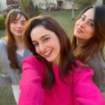 Sadia Khateeb Instagram - My constant for life, you guys have no idea how much I love you @rumysa_khateeb @parsamufti @afreenmufti 🫶🏻❤️ #happiestwithmygirls