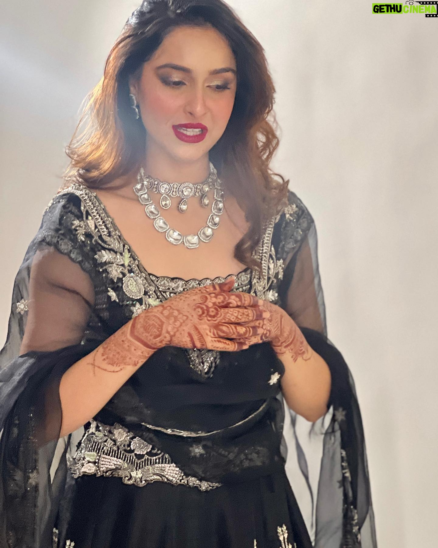 Sadia Khateeb Instagram - Too glam to give a damn 💄💁♀️ Styled by - @shrushti_216 in @swathiveldandi_official @rubans.in @oakpinionpr @swabhimannjewellery Thank you @asmarketing9997 and @harryfashionfoto 🌸 Hmu - @mayarthakurr ❤️ Mehandi - @bhaderwahi_koor #walima #rumumar #wedding #reeling #gram #love