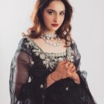 Sadia Khateeb Instagram – Too glam to give a damn 💄💁♀️

Styled by – @shrushti_216 in @swathiveldandi_official @rubans.in @oakpinionpr @swabhimannjewellery 
Thank you @asmarketing9997 and @harryfashionfoto 🌸
Hmu – @mayarthakurr ❤️
Mehandi – @bhaderwahi_koor 

#walima #rumumar #wedding #reeling #gram #love