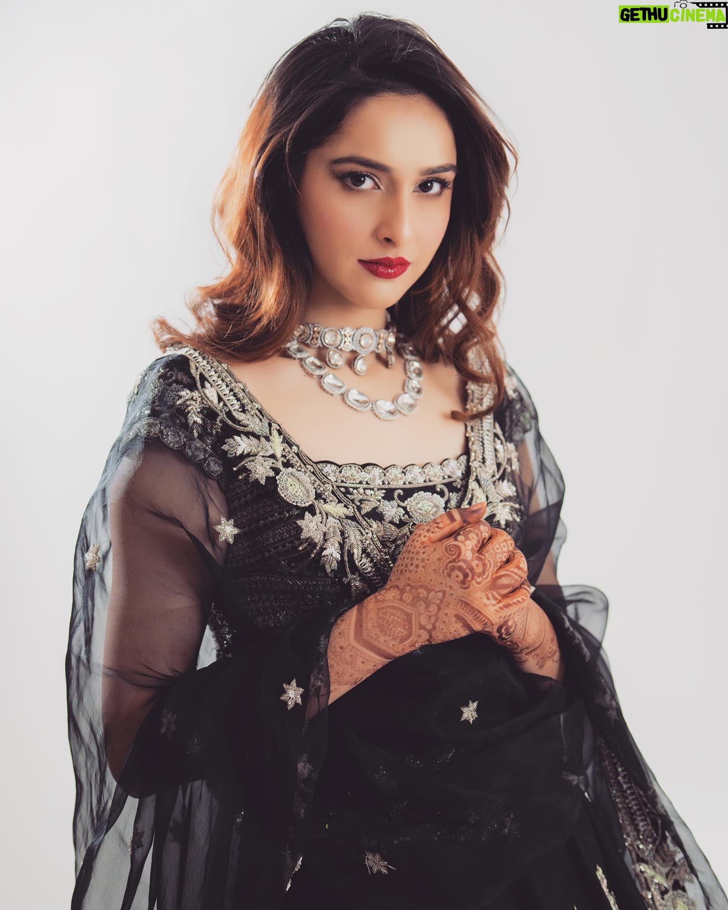 Sadia Khateeb Instagram - Too glam to give a damn 💄💁♀️ Styled by - @shrushti_216 in @swathiveldandi_official @rubans.in @oakpinionpr @swabhimannjewellery Thank you @asmarketing9997 and @harryfashionfoto 🌸 Hmu - @mayarthakurr ❤️ Mehandi - @bhaderwahi_koor #walima #rumumar #wedding #reeling #gram #love