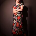 Sadia Khateeb Instagram - In my solitude on my head 💃🏻 Photography- @prashantsamtani Styled by @stylingbyvictor @sohail__mughal___ Assisted by @janvijain123 @styleby_antara Hair @kavitaparmar_makeup_hair @the.jewels.emporium #floral #happy #colours #retro