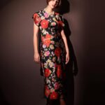 Sadia Khateeb Instagram - In my solitude on my head 💃🏻 Photography- @prashantsamtani Styled by @stylingbyvictor @sohail__mughal___ Assisted by @janvijain123 @styleby_antara Hair @kavitaparmar_makeup_hair @the.jewels.emporium #floral #happy #colours #retro