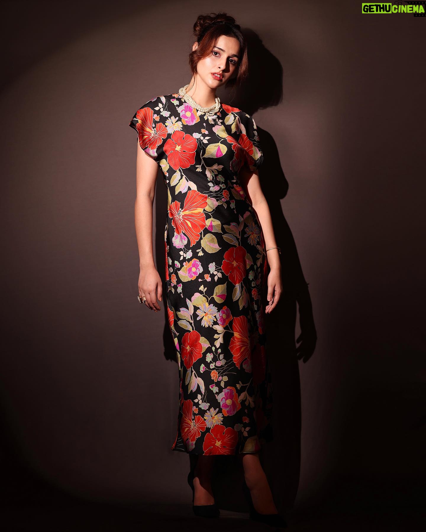 Sadia Khateeb Instagram - In my solitude on my head ππ» Photography- @prashantsamtani Styled by @stylingbyvictor @sohail__mughal___ Assisted by @janvijain123 @styleby_antara Hair @kavitaparmar_makeup_hair @the.jewels.emporium #floral #happy #colours #retro