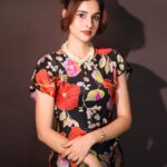 Sadia Khateeb Instagram - In my solitude on my head 💃🏻 Photography- @prashantsamtani Styled by @stylingbyvictor @sohail__mughal___ Assisted by @janvijain123 @styleby_antara Hair @kavitaparmar_makeup_hair @the.jewels.emporium #floral #happy #colours #retro