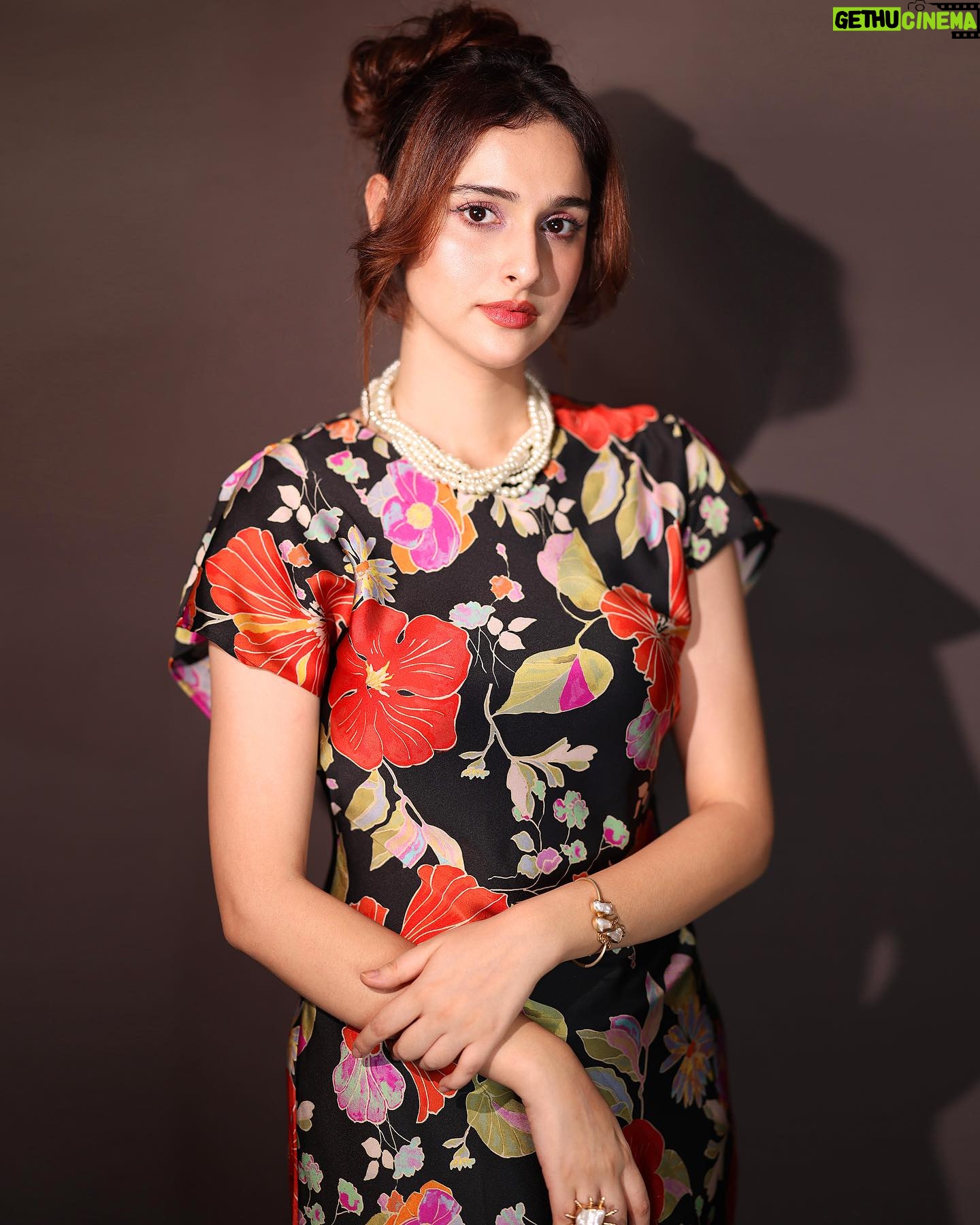 Sadia Khateeb Instagram - In my solitude on my head ππ» Photography- @prashantsamtani Styled by @stylingbyvictor @sohail__mughal___ Assisted by @janvijain123 @styleby_antara Hair @kavitaparmar_makeup_hair @the.jewels.emporium #floral #happy #colours #retro