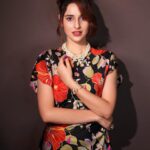 Sadia Khateeb Instagram - In my solitude on my head 💃🏻 Photography- @prashantsamtani Styled by @stylingbyvictor @sohail__mughal___ Assisted by @janvijain123 @styleby_antara Hair @kavitaparmar_makeup_hair @the.jewels.emporium #floral #happy #colours #retro