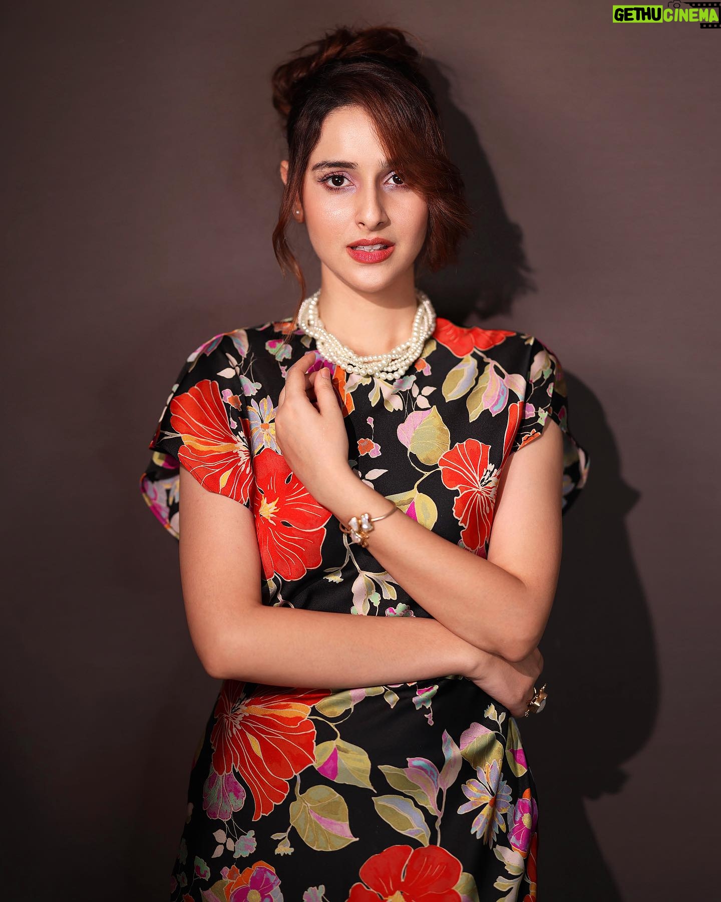 Sadia Khateeb Instagram - In my solitude on my head ππ» Photography- @prashantsamtani Styled by @stylingbyvictor @sohail__mughal___ Assisted by @janvijain123 @styleby_antara Hair @kavitaparmar_makeup_hair @the.jewels.emporium #floral #happy #colours #retro