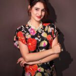 Sadia Khateeb Instagram - In my solitude on my head 💃🏻 Photography- @prashantsamtani Styled by @stylingbyvictor @sohail__mughal___ Assisted by @janvijain123 @styleby_antara Hair @kavitaparmar_makeup_hair @the.jewels.emporium #floral #happy #colours #retro
