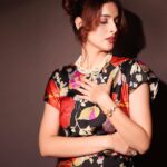 Sadia Khateeb Instagram - In my solitude on my head 💃🏻 Photography- @prashantsamtani Styled by @stylingbyvictor @sohail__mughal___ Assisted by @janvijain123 @styleby_antara Hair @kavitaparmar_makeup_hair @the.jewels.emporium #floral #happy #colours #retro