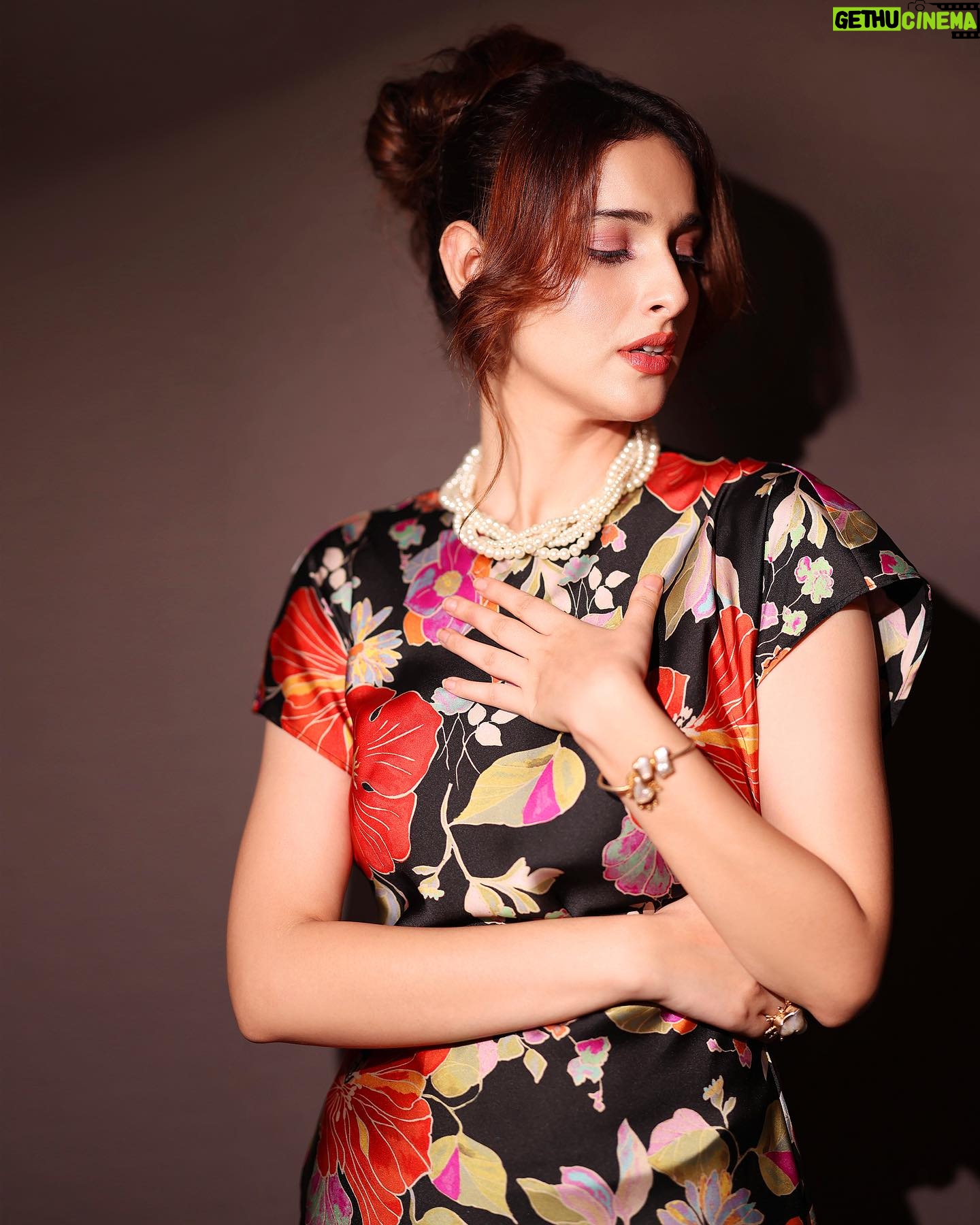 Sadia Khateeb Instagram - In my solitude on my head ππ» Photography- @prashantsamtani Styled by @stylingbyvictor @sohail__mughal___ Assisted by @janvijain123 @styleby_antara Hair @kavitaparmar_makeup_hair @the.jewels.emporium #floral #happy #colours #retro