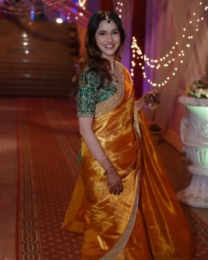 Sadia Khateeb Instagram - Sari ki sari mai saree mei 🧚‍♀️

@swathiveldandi_official 
styled by - @shrushti_216 
Photographer - @storiesbythedal @faisalbhat111 🌸
Hmu - @sana_chouhan_ 
Accessories- @nidhisablokjewellery @colatchofficial