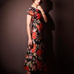 Sadia Khateeb Instagram - In my solitude on my head 💃🏻 Photography- @prashantsamtani Styled by @stylingbyvictor @sohail__mughal___ Assisted by @janvijain123 @styleby_antara Hair @kavitaparmar_makeup_hair @the.jewels.emporium #floral #happy #colours #retro