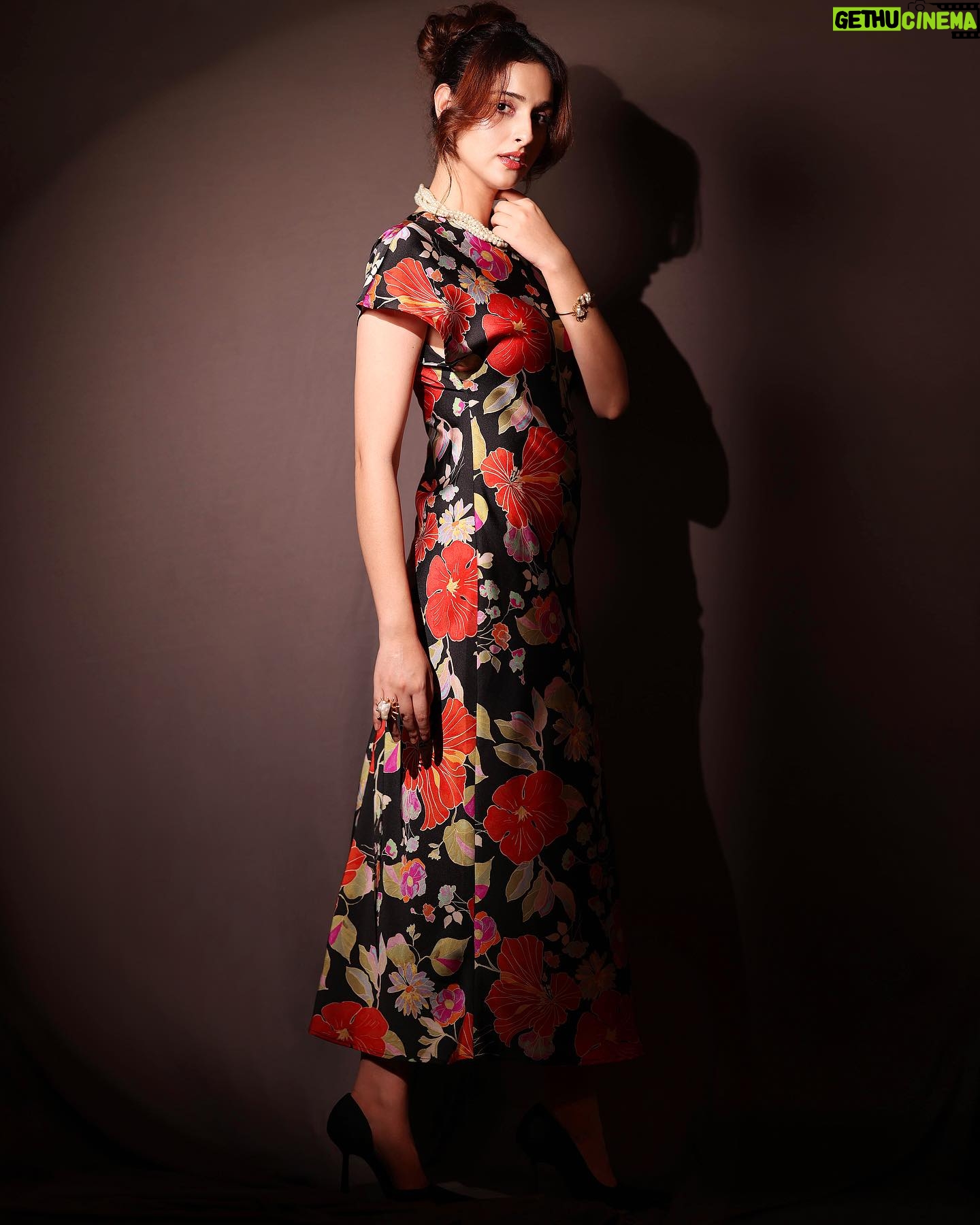 Sadia Khateeb Instagram - In my solitude on my head ππ» Photography- @prashantsamtani Styled by @stylingbyvictor @sohail__mughal___ Assisted by @janvijain123 @styleby_antara Hair @kavitaparmar_makeup_hair @the.jewels.emporium #floral #happy #colours #retro