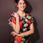 Sadia Khateeb Instagram - In my solitude on my head 💃🏻 Photography- @prashantsamtani Styled by @stylingbyvictor @sohail__mughal___ Assisted by @janvijain123 @styleby_antara Hair @kavitaparmar_makeup_hair @the.jewels.emporium #floral #happy #colours #retro