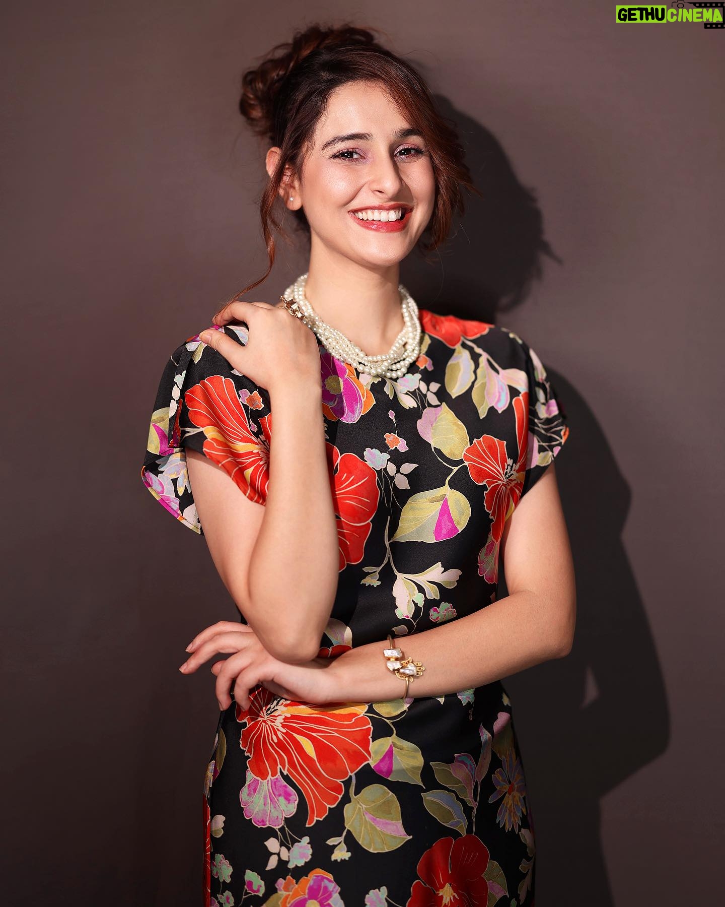 Sadia Khateeb Instagram - In my solitude on my head ππ» Photography- @prashantsamtani Styled by @stylingbyvictor @sohail__mughal___ Assisted by @janvijain123 @styleby_antara Hair @kavitaparmar_makeup_hair @the.jewels.emporium #floral #happy #colours #retro